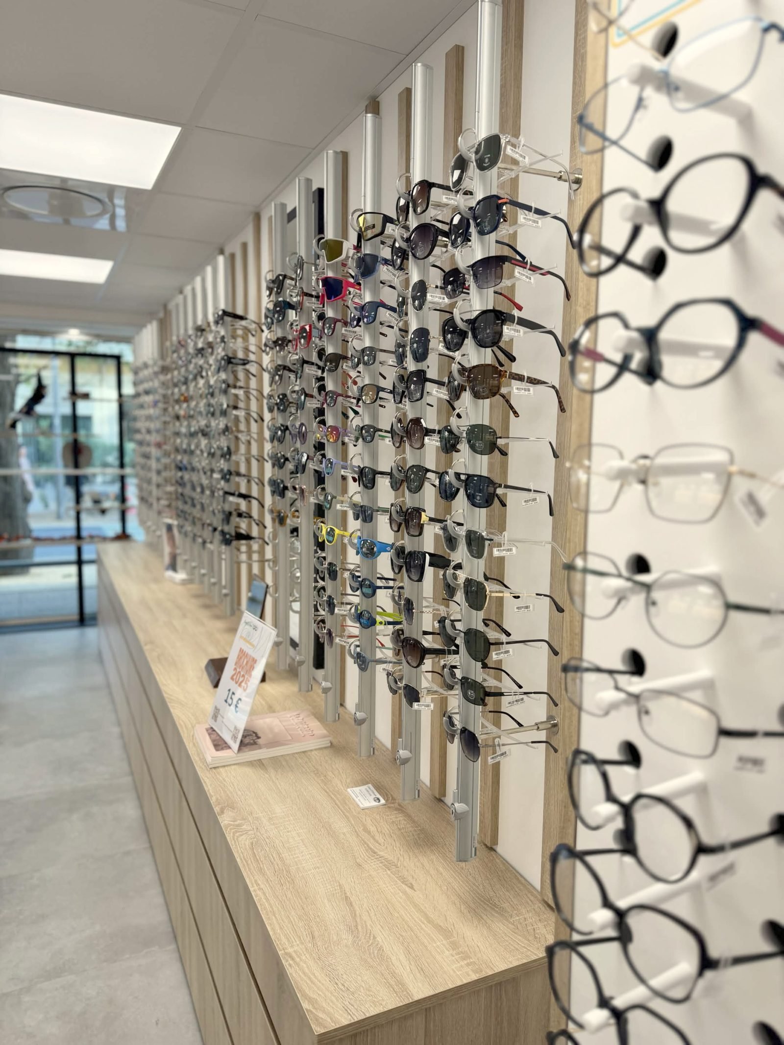 Lunettes de soleil et montures de vue le long de la boutique